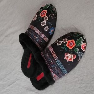 Johnny Was slippers size 9 black with floral print. Worn 2x ( brand new)